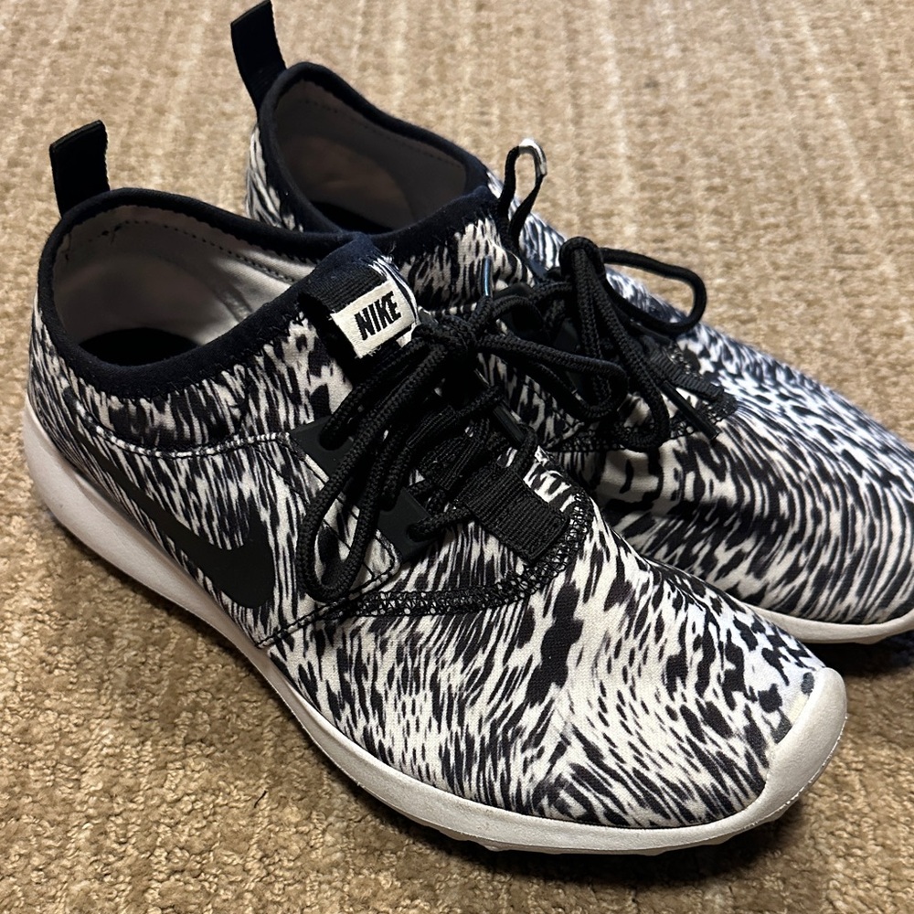 Nike Women's Black & White Patterned Athletic Sneakers